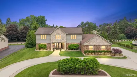 2118 Coach Way Ct, Bloomfield Hills, MI 48302