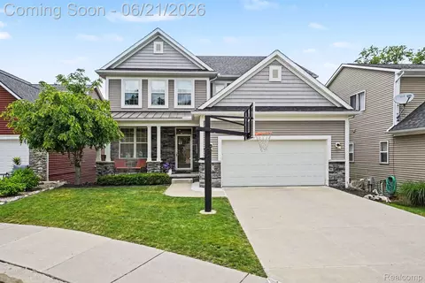 220 Turnberry Ct, Milford, MI 48381