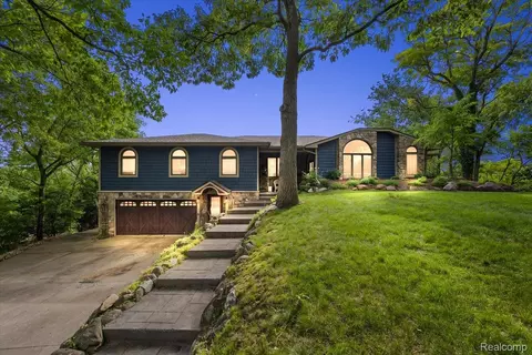7291 Parkwood Dr, Tyrone, MI 48430
