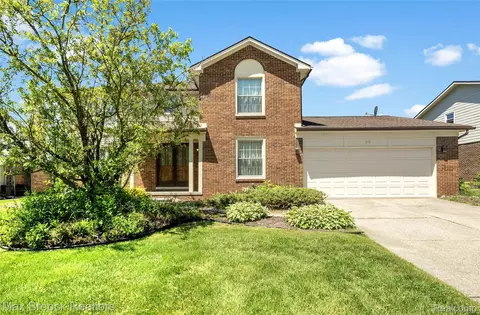 217 Stonetree Cir, Rochester Hills, MI 48309