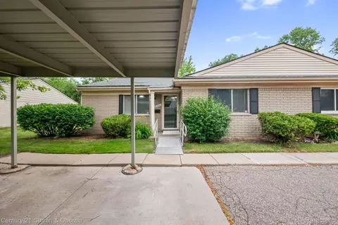 26596 Franklin Pointe Dr, Southfield, MI 48034
