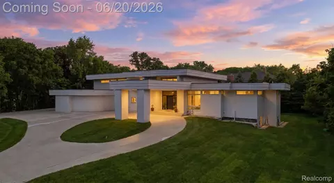 24696 Franklin Park Dr, Franklin, MI 48025