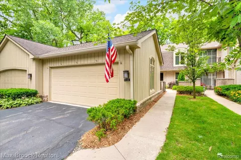 1106 Hillpointe Cir, Bloomfield Hills, MI 48304