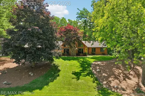 6100 Oak Valley Dr, Whitmore Lake, MI 48189