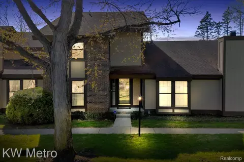 25333 Greenbrooke Dr, Southfield, MI 48033