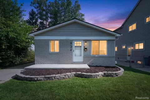 934 Harvard Rd, Berkley, MI 48072