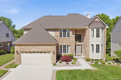 16565 Sherwood Ln, Northville, MI 48168