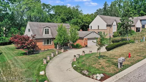 4590 Pine Village Dr, West Bloomfield, MI 48323