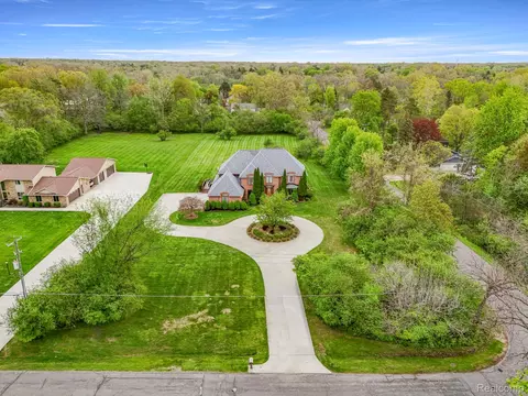 30060 Bristol Ln, Bingham Farms, MI 48025