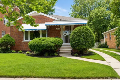 19189 Berden St, Grosse Pointe, MI 48236