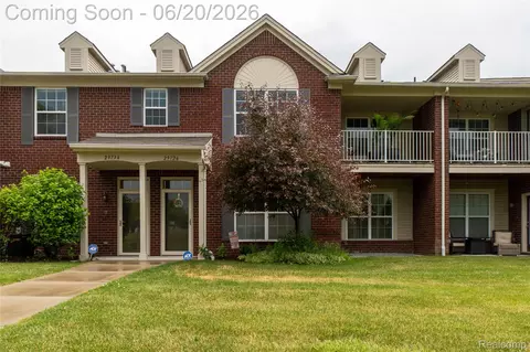 29726 Fox Run Cir, Warren, MI 48092