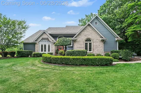 9230 Kelly Lake Dr, Springfield, MI 48348