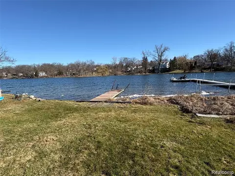 6912 Colony Dr, West Bloomfield, MI 48323