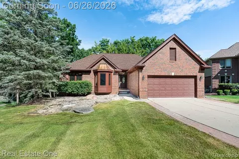 227 Bloomer Ridge Ct, Rochester, MI 48307