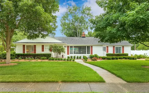 32291 Verona Cir, Beverly Hills, MI 48025