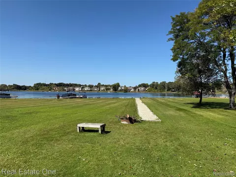 2910 Loon Dr, Wixom, MI 48393