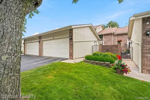26 Kirks Ct, Rochester Hills, MI 48309