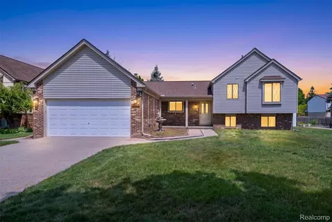 3703 Alderdale Dr, Sterling Heights, MI 48310