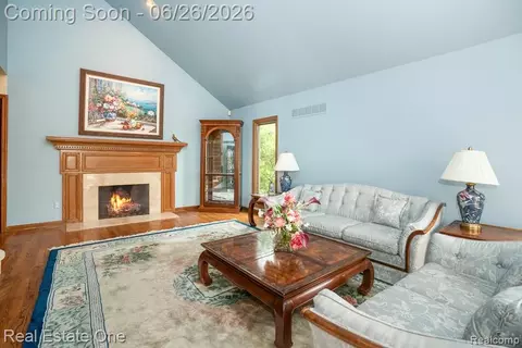 Living - 2898 Eagle Dr, Rochester Hills, MI 48309 photo 3 of 11