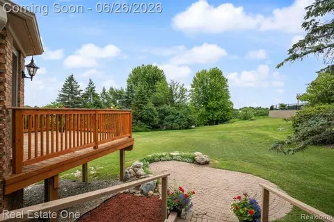 Exterior - 2898 Eagle Dr, Rochester Hills, MI 48309 photo 5 of 6