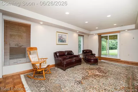 Living - 2898 Eagle Dr, Rochester Hills, MI 48309 photo 9 of 11