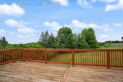 Exterior - 2898 Eagle Dr, Rochester Hills, MI 48309 photo 2 of 6