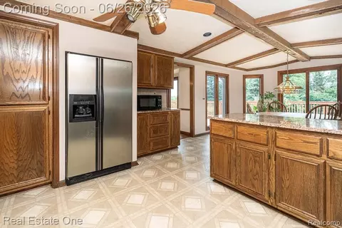Kitchen - 2898 Eagle Dr, Rochester Hills, MI 48309 photo 2 of 4