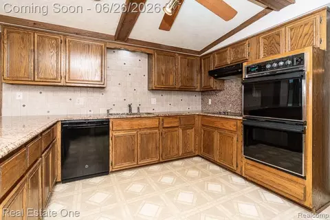 Kitchen - 2898 Eagle Dr, Rochester Hills, MI 48309 photo 3 of 4