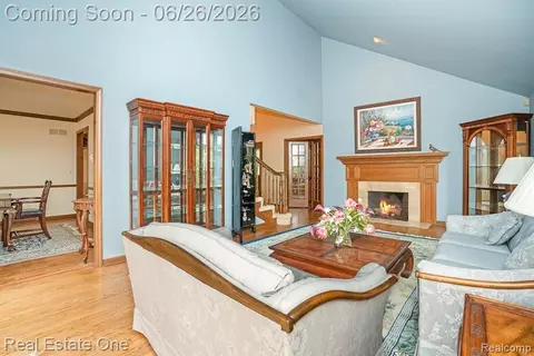 Living - 2898 Eagle Dr, Rochester Hills, MI 48309 photo 2 of 11