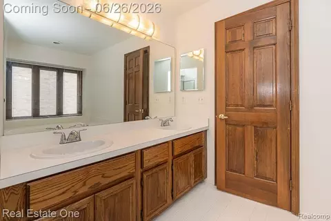 Bath - 2898 Eagle Dr, Rochester Hills, MI 48309 photo 3 of 5