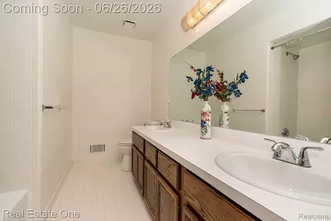 Bath - 2898 Eagle Dr, Rochester Hills, MI 48309 photo 4 of 5