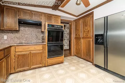 Kitchen - 2898 Eagle Dr, Rochester Hills, MI 48309 photo 4 of 4