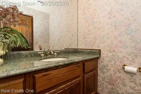 Bath - 2898 Eagle Dr, Rochester Hills, MI 48309 photo 1 of 5
