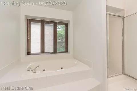 Bath - 2898 Eagle Dr, Rochester Hills, MI 48309 photo 2 of 5