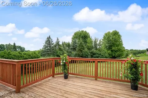 Exterior - 2898 Eagle Dr, Rochester Hills, MI 48309 photo 4 of 6