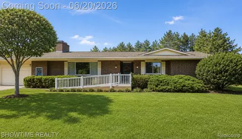 1661 Madeline Dr, Lapeer, MI 48446
