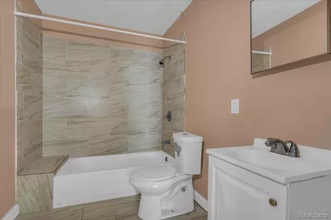 Bath - 11368 Nardin Dr, Detroit, MI 48204 photo 1 of 2