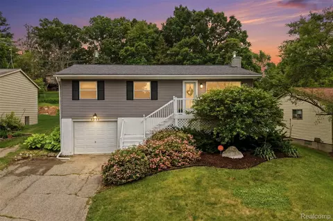 5233 Van Winkle St, Brighton, MI 48116