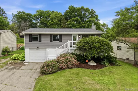 5233 Van Winkle St, Brighton, MI 48116