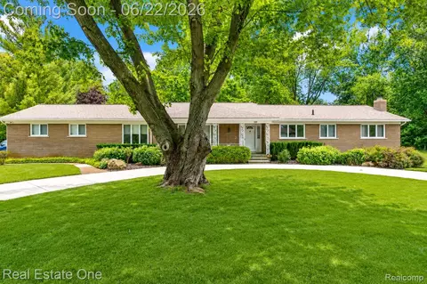 28383 W Greenmeadow Cir, Farmington Hills, MI 48334