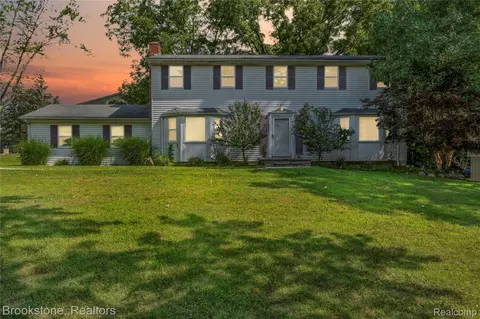 5652 Tequesta Dr, West Bloomfield, MI 48323