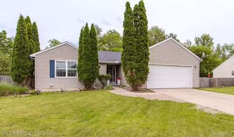 5039 Auker Dr, Grand Blanc, MI 48507