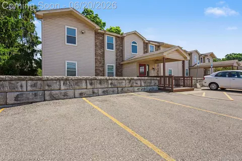 5076 Harbor Oak Dr, Waterford, MI 48329