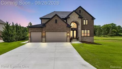 1721 Royal Birkdale Dr, Oxford, MI 48371