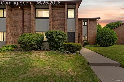 33693 Pondview Cir, Livonia, MI 48152