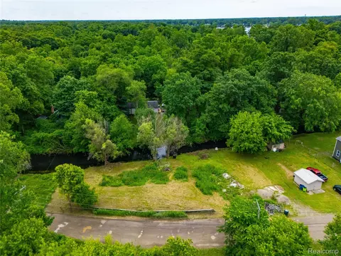 9731 Portage Trl, White Lake, MI 48386