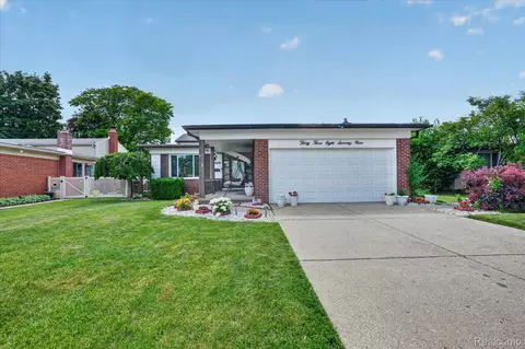 33879 Brookshire Dr, Sterling Heights, MI 48312