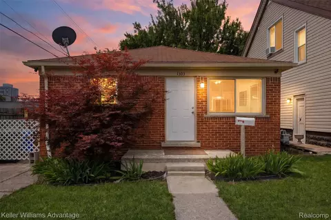 1303 College Ave, Lincoln Park, MI 48146