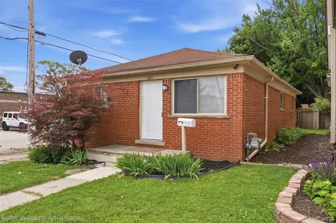 1303 College Ave, Lincoln Park, MI 48146
