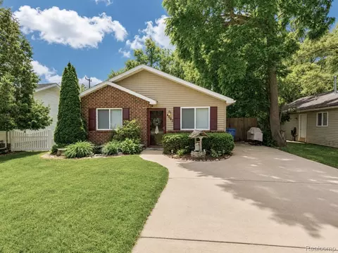 4097 Chenlot Ln, Waterford, MI 48328